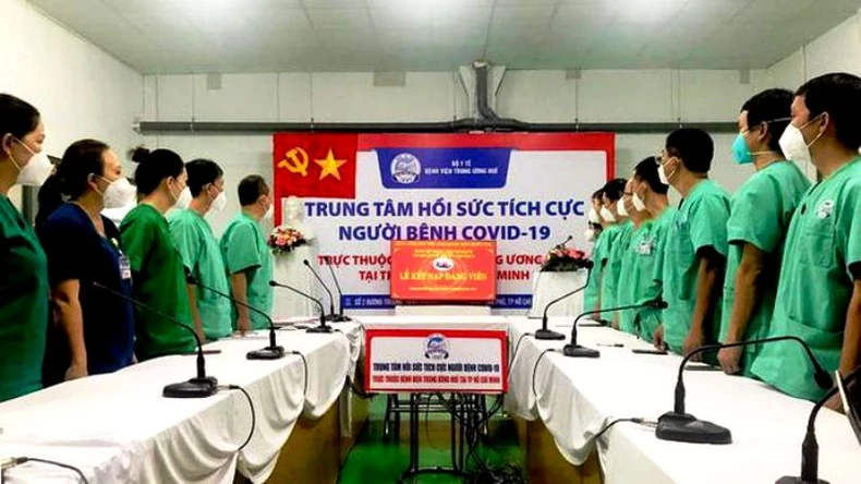 Lễ kết nạp Đảng nơi tuyến đầu chống dịch -0