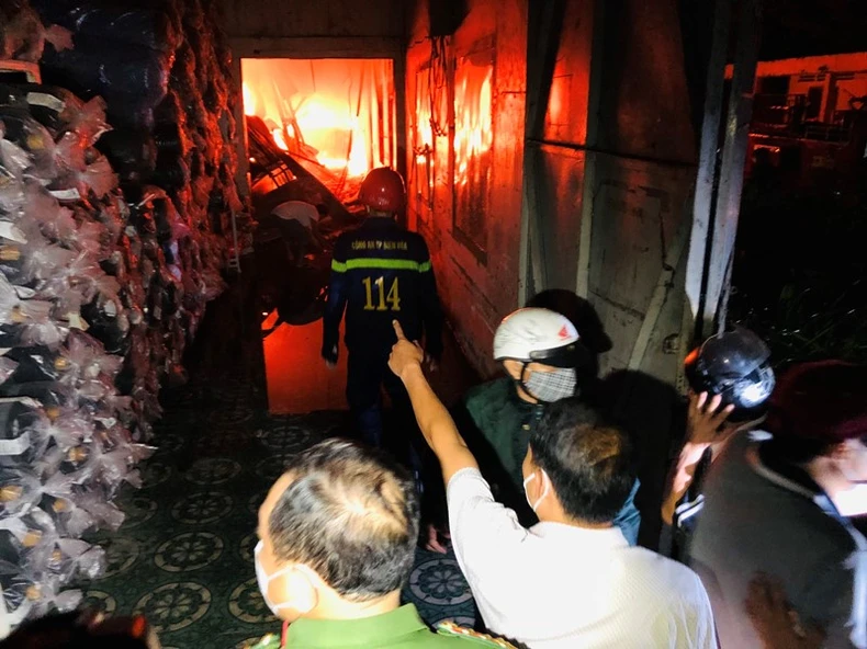 Điều tra nguyên nhân vụ cháy lớn kho vải tại Đồng Nai -0