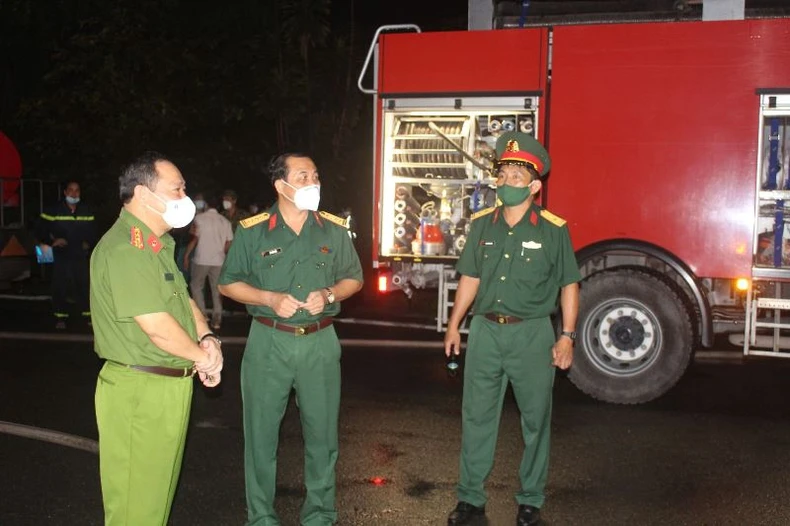 Công an, quân đội nỗ lực khống chế vụ cháy lớn trong đêm ở Đồng Nai -0