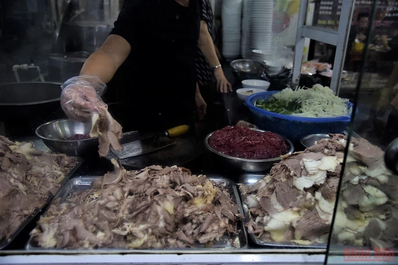 Người dân Hà Nội đi ăn sáng tại quán quen sau giãn cách -0