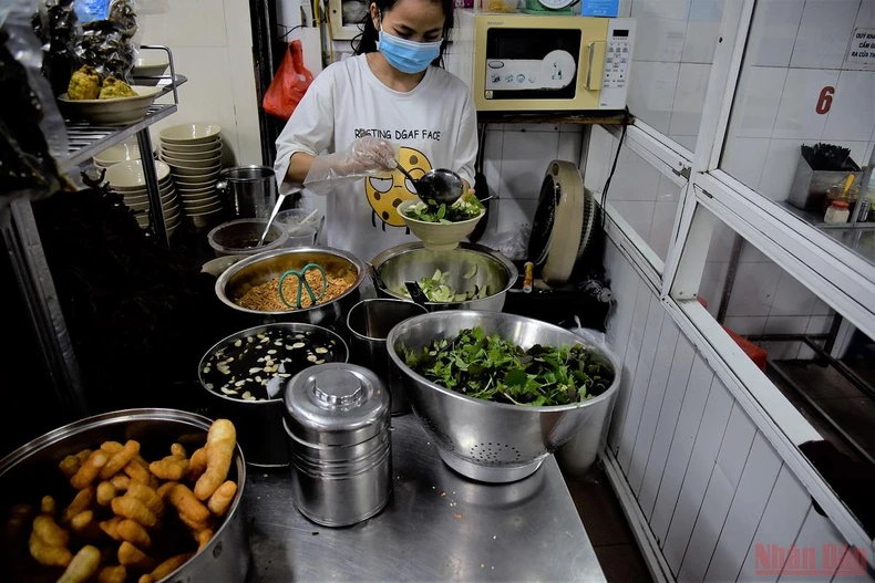 Người dân Hà Nội đi ăn sáng tại quán quen sau giãn cách -0