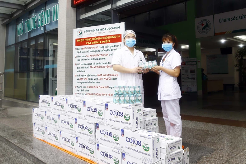 Vinamilk ColosGold trao tặng 50.000 sản phẩm dinh dưỡng cho con em y bác sĩ tuyến đầu -0