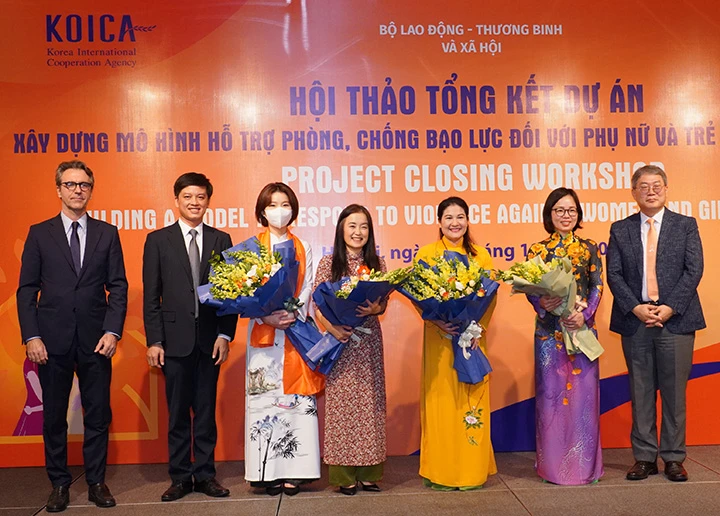 Phụ nữ, trẻ em luôn là đối tượng ưu tiên hỗ trợ trong dịch Covid-19 -0