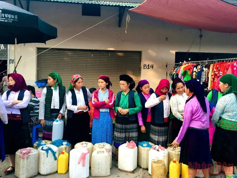 Ấm nồng một sớm chợ phiên -1