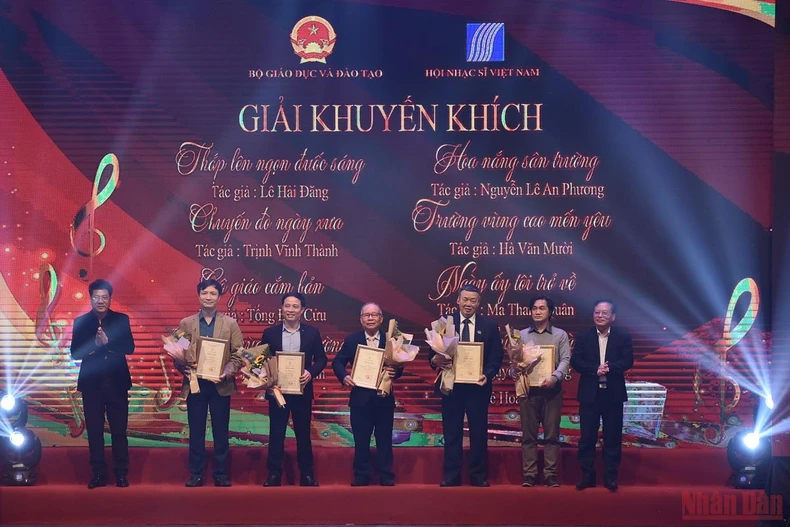 “Sáng tác ca khúc về thầy cô và mái trường” đưa công chúng về với ký ức tuổi học trò -0