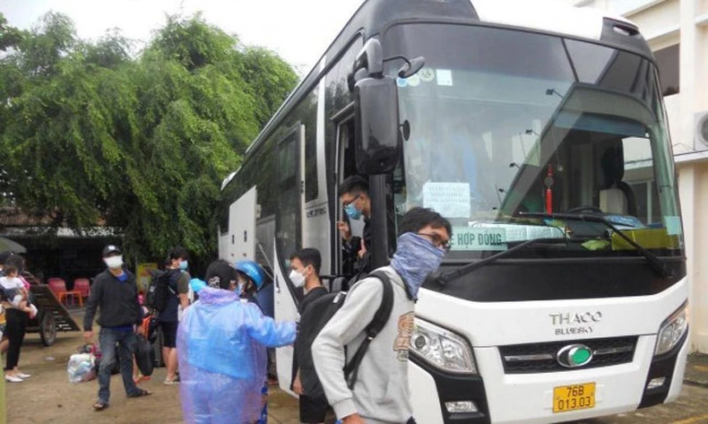 Thanh tra giao thông cảnh giới, phân luồng tại các điểm ngập lụt -0