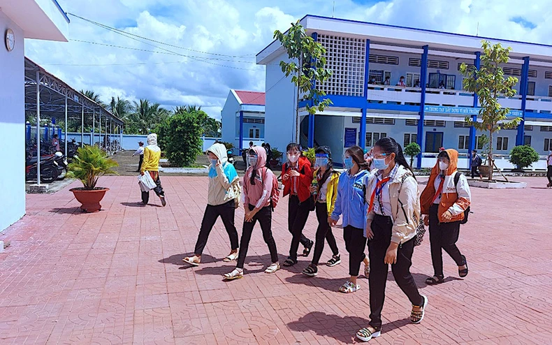Cà Mau tiếp tục vận động học sinh đến trường -0