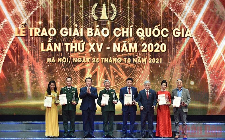 Chủ tịch nước trao Giải Đặc biệt Giải Báo chí Quốc gia tặng Báo Nhân Dân -0