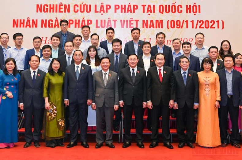 Chủ tịch Quốc hội mong cán bộ xây dựng pháp luật phải chuyên nghiệp, bản lĩnh -0