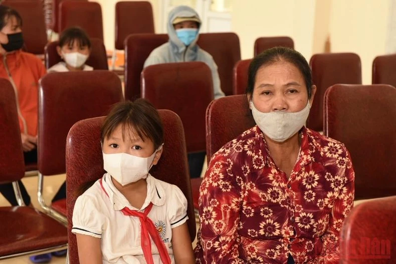 Trao tặng thiết bị học trực tuyến cho học sinh nghèo hiếu học -0