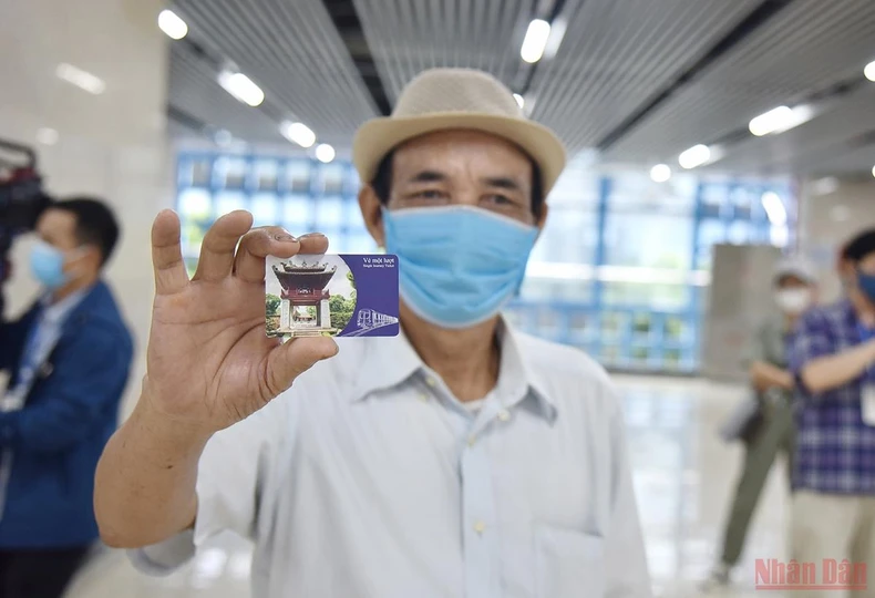 Người dân Hà Nội háo hức trải nghiệm chuyến tàu đầu tiên trên tuyến đường sắt đô thị Cát Linh - Hà Đông -0