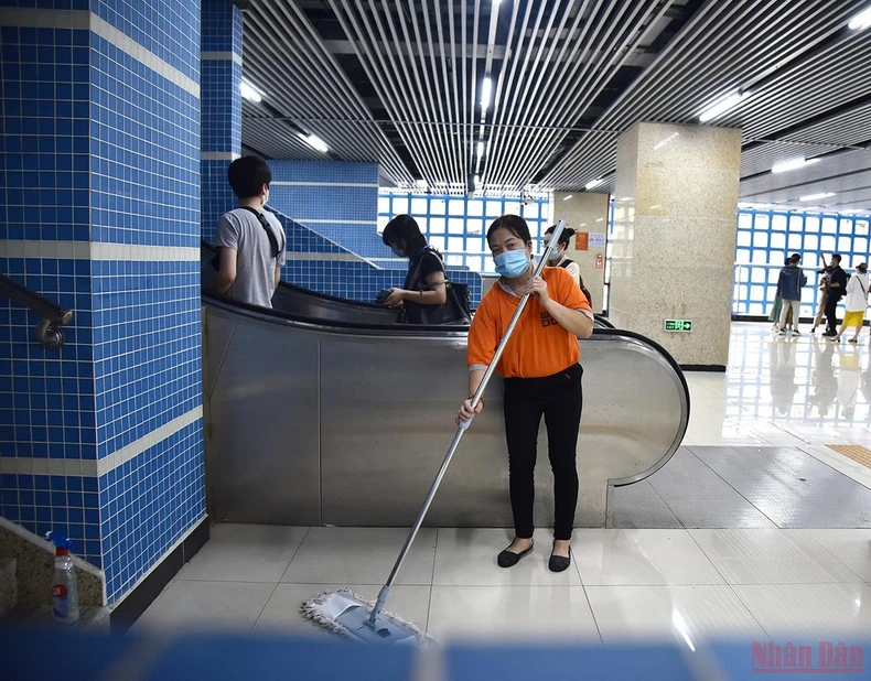 Người dân Hà Nội háo hức trải nghiệm chuyến tàu đầu tiên trên tuyến đường sắt đô thị Cát Linh - Hà Đông -6