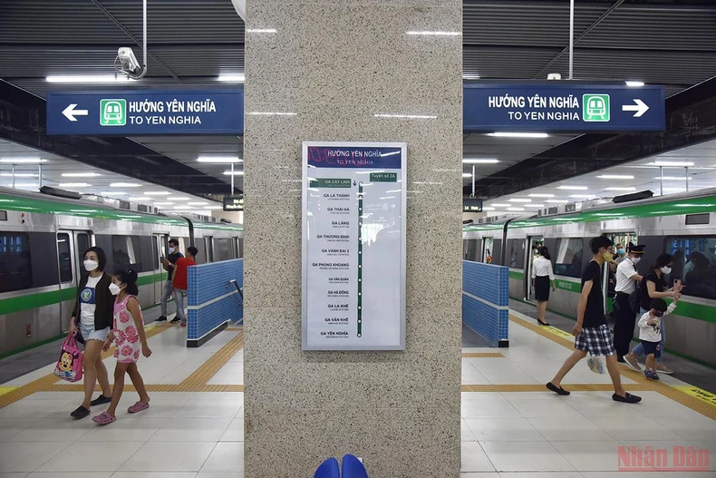 Người dân Hà Nội háo hức trải nghiệm chuyến tàu đầu tiên trên tuyến đường sắt đô thị Cát Linh - Hà Đông -1