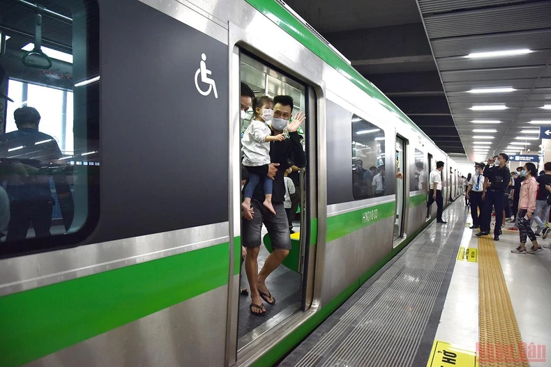 Người dân Hà Nội háo hức trải nghiệm chuyến tàu đầu tiên trên tuyến đường sắt đô thị Cát Linh - Hà Đông -2