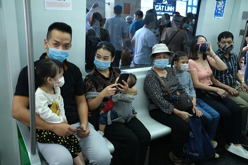 Người dân chen chúc đi thử tàu điện Cát Linh - Hà Đông, tiềm ẩn nguy cơ dịch bệnh -0