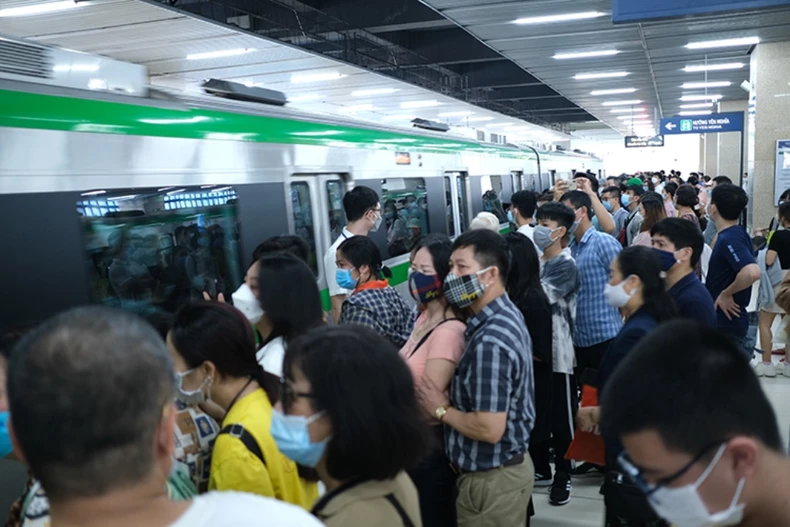 Người dân chen chúc đi thử tàu điện Cát Linh - Hà Đông, tiềm ẩn nguy cơ dịch bệnh -0