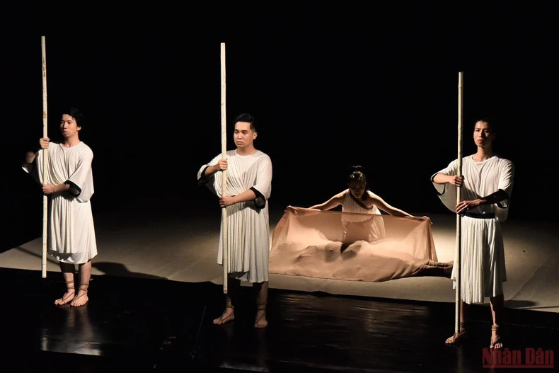 Mở màn công diễn “Antigone” trên sân khấu Việt -0