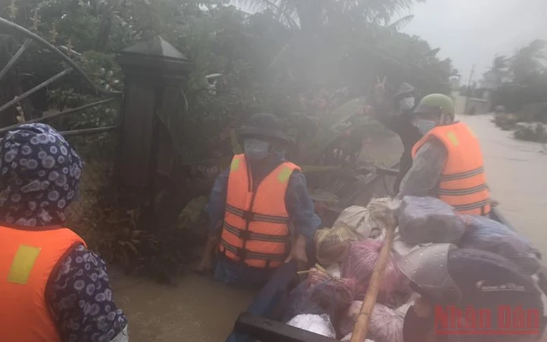 Hàng trăm ngôi nhà ven sông Trà Câu (Quảng Ngãi) bị ngập sâu -0