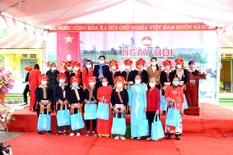 Động viên người dân tích cực hưởng ứng, tham gia các phong trào thi đua -0