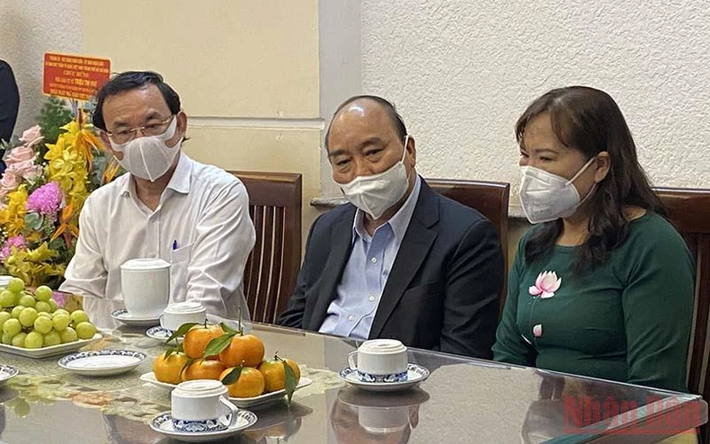 Chủ tịch nước Nguyễn Xuân Phúc thăm, chúc mừng hai nhà giáo tiêu biểu tại TP Hồ Chí Minh -0