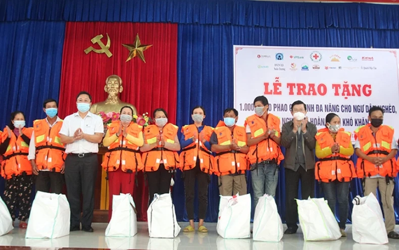 Trao tặng áo phao đa năng cho ngư dân Đà Nẵng, Quảng Nam -0