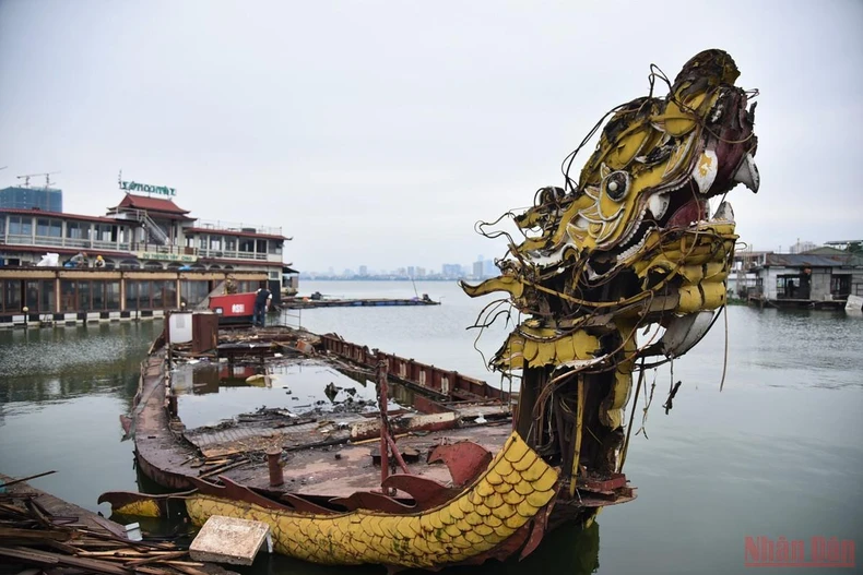 Du thuyền, nhà hàng nổi hoang phế nhiều năm ở hồ Tây được tháo dỡ -0