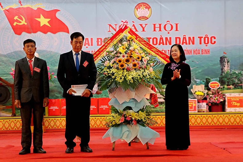 Đồng chí Trương Thị Mai dự ngày hội Đại đoàn kết dân tộc tại Hòa Bình -0