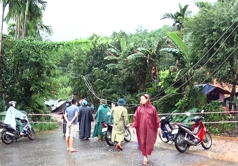 Sạt lở đất làm sập nhà dân ở Quảng Nam -0