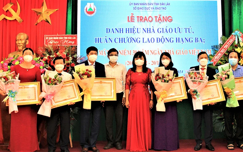 Đắk Lắk gặp mặt kỷ niệm 39 năm Ngày Nhà giáo Việt Nam và trao tặng các phần thưởng cao quý cho các tập thể, cá nhân có thành tích xuất sắc -0