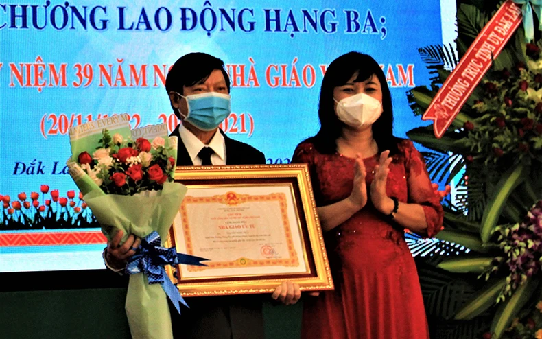 Đắk Lắk gặp mặt kỷ niệm 39 năm Ngày Nhà giáo Việt Nam và trao tặng các phần thưởng cao quý cho các tập thể, cá nhân có thành tích xuất sắc -0