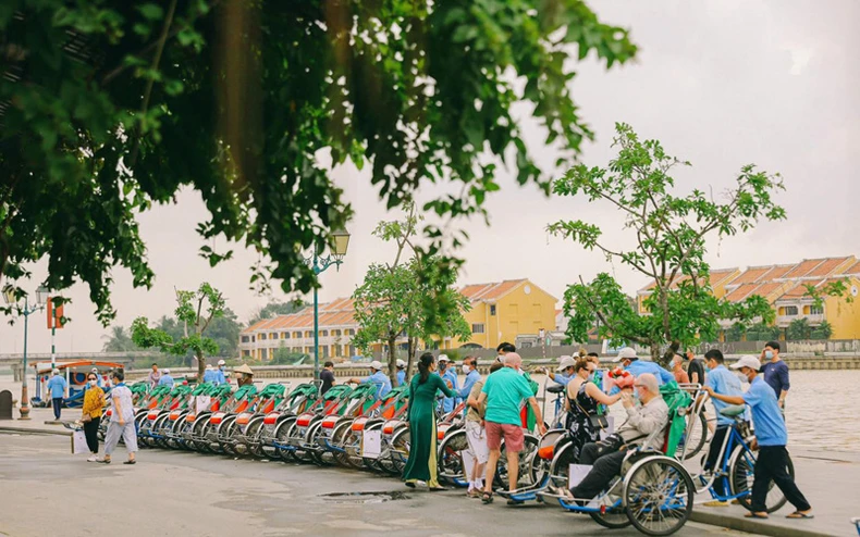 Những vị khách quốc tế đầu tiên tới Việt Nam thăm phố cổ Hội An -4