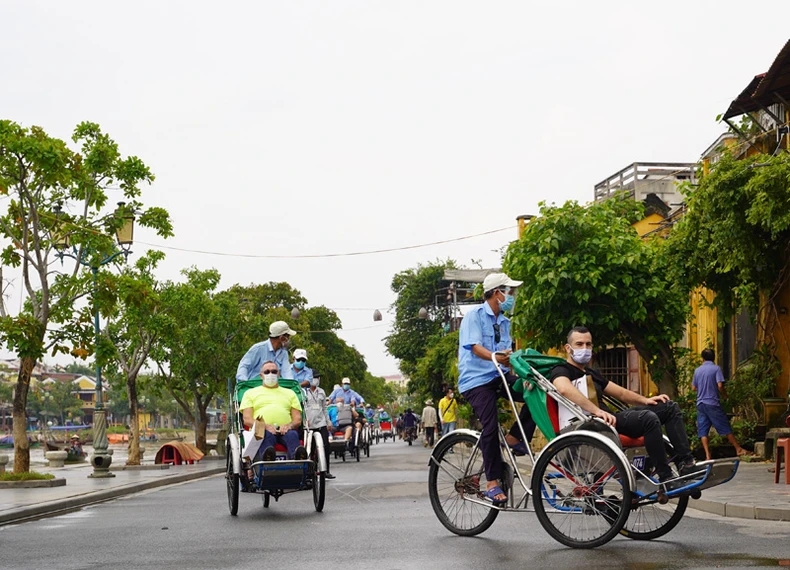 Những vị khách quốc tế đầu tiên tới Việt Nam thăm phố cổ Hội An -0
