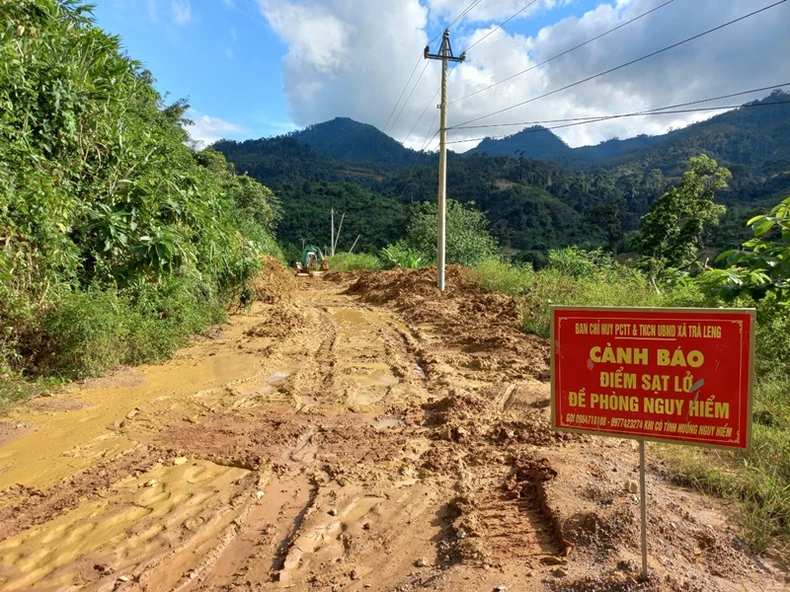 Người dân xã Trà Leng (Quảng Nam) đi lại bình thường sau gần 4 ngày cô lập -0