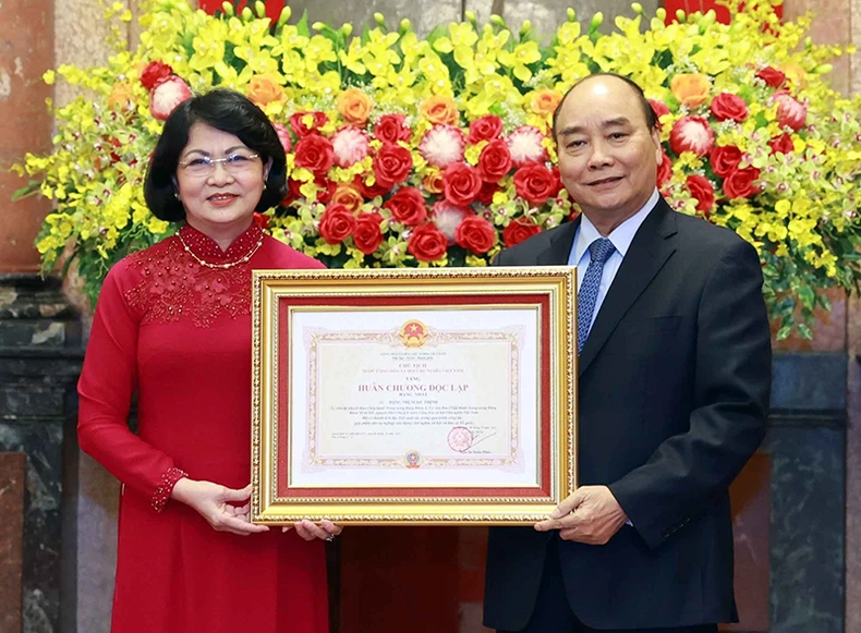 Chủ tịch nước trao Huân chương Độc lập cho nguyên Phó Chủ tịch nước và nguyên Chủ nhiệm Văn phòng Chủ tịch nước -0