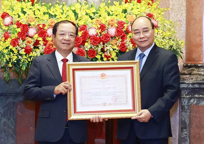 Chủ tịch nước trao Huân chương Độc lập cho nguyên Phó Chủ tịch nước và nguyên Chủ nhiệm Văn phòng Chủ tịch nước -0