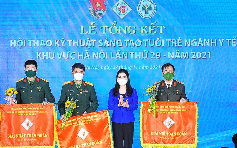Trao Kỷ niệm chương “Vì thế hệ trẻ” tặng 19 chuyên gia y tế đầu ngành -0