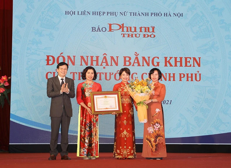 Báo Phụ nữ Thủ đô ra mắt báo điện tử và đón nhận Bằng khen của Thủ tướng Chính phủ -0