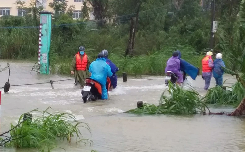 Mưa lớn gây ngập lụt, sạt lở nhiều nơi ở Quảng Ngãi -0