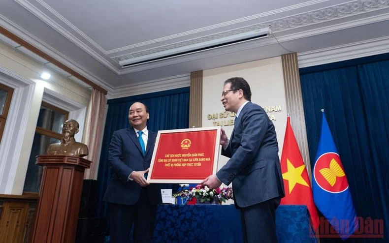 Chủ tịch nước gặp mặt cán bộ, nhân viên Đại sứ quán Việt Nam tại Liên bang Nga -0