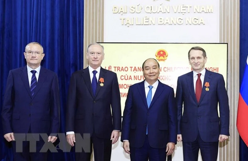 Chủ tịch nước trao huân chương cho lãnh đạo quân đội, an ninh LB Nga -0