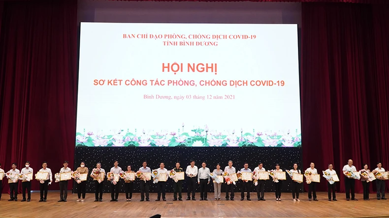 Bình Dương biểu dương và khen thưởng tập thể, cá nhân có thành tích trong công tác phòng, chống dịch -0
