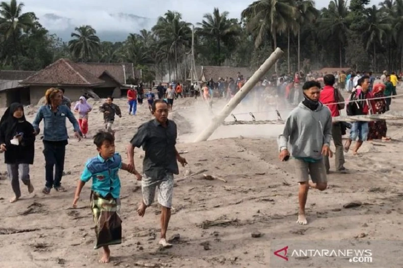 Núi lửa phun trào ở Indonesia, ít nhất 13 người thiệt mạng -0