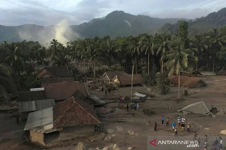Núi lửa phun trào ở Indonesia, ít nhất 13 người thiệt mạng -0