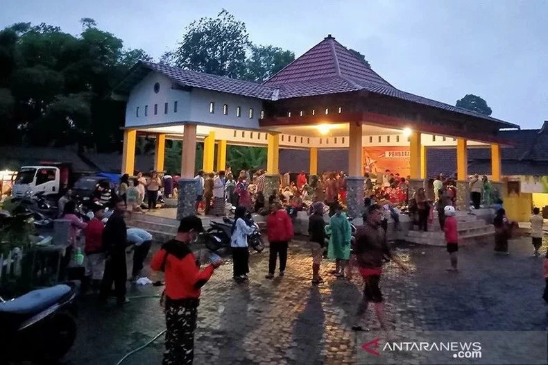 Núi lửa phun trào ở Indonesia, ít nhất 13 người thiệt mạng -0