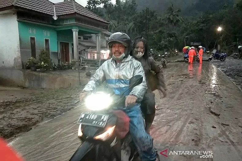 Núi lửa phun trào ở Indonesia, ít nhất 13 người thiệt mạng -0