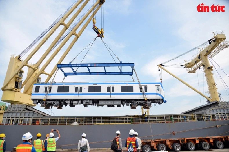 Bốn đoàn tàu của tuyến metro Bến Thành-Suối Tiên về đến Việt Nam -0
