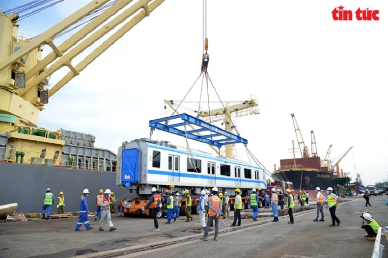 Bốn đoàn tàu của tuyến metro Bến Thành-Suối Tiên về đến Việt Nam -0