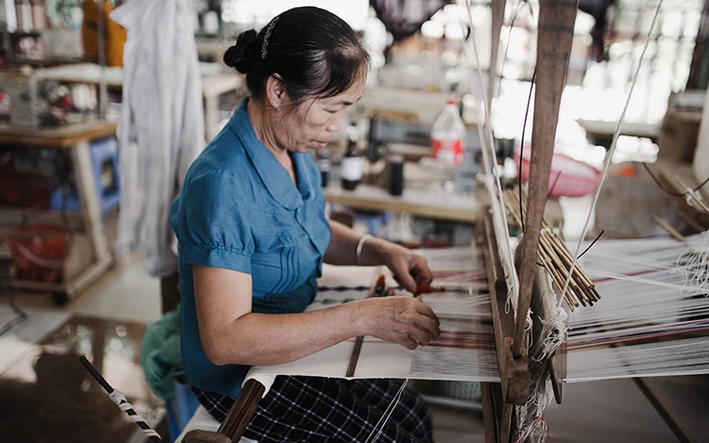 Triển lãm trực tuyến về sản phẩm mới trên thổ cẩm truyền thống của người Thái tại Hòa Bình -0