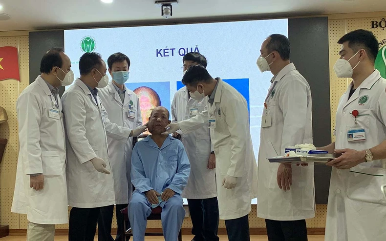 Tái tạo gương mặt mới cho người đàn ông mang khối u kỳ dị trên mặt -0