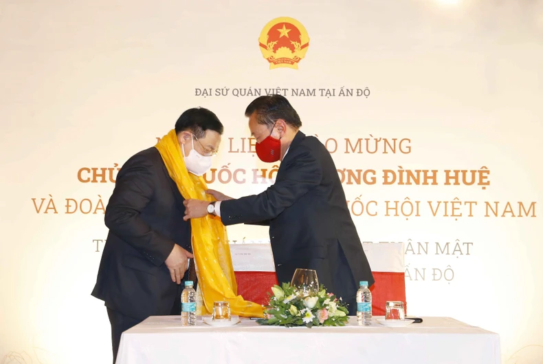 Chủ tịch Quốc hội thăm Đại sứ quán Việt Nam tại Ấn Độ -2